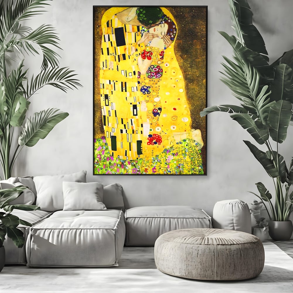 Tablou canvas cu reproducere pictura celebrul sarut klimt, in rama de aluminiu negru, pe perete intr-un living